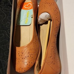 New in box Baretraps Mariah flats in Red Rose